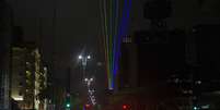 Projecao de luzes em formato de arco iris em homenagem a 24 Parada do Orgulho LGBT, de Sao Paulo e projetada na regiao da Avenida Paulista. Sao Paulo, capital, domingo (14)  Foto: VAN CAMPOS/FOTOARENA / Estadão Conteúdo