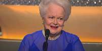 Olivia de Havilland aos 87 anos, em participação na 75ª cerimônia do Oscar, em 2003  Foto: YouTube / Reprodução