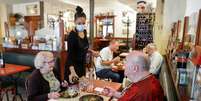 Restaurantes de Paris reabrem salões internos
15/06/2020
REUTERS/Charles Platiau  Foto: Reuters