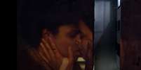Cena de beijo entre as personagens Joana (Vaneza Oliveira) e Natália (Amanda Magalhães) na série brasileira 3%, da Netflix, fez parte do vídeo exibido na Globo  Foto: Reprodução