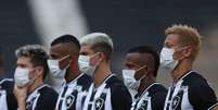 Jogadores do Botafogo de máscara em partida disputada antes da paralisação do futebol devido ao coronavírus
15/03/2020
REUTERS/Ricardo Moraes  Foto: Reuters