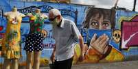 Homem caminha por calçada do Rio de Janeiro
16/06/2020
REUTERS/Pilar Olivares  Foto: Reuters