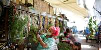 Beth Cheirosinha em sua barraca de produtos naturais no Mercado Ver-o-Peso, em Belém
16/06/2020
REUTERS/Ueslei Marcelino  Foto: Reuters