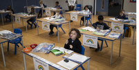 Carteiras viradas para frente, em vez de todos sentados juntos no chão: o novo formato na educação infantil britânica em meio à pandemia  Foto: Getty Images / BBC News Brasil