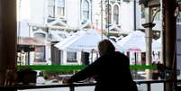 Homem aguarda pedido em café da Nova Zelândia após restrições domésticas serem suspensas
09/06/2020
 REUTERS/Tatsiana Chypsanava  Foto: Reuters