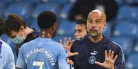 Guardiola e Sterling criticaram situações de racismo no mundo (PETER POWELL / POOL / AFP)  Foto: Lance!