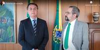 Jair Bolsonaro ao lado do agora ex-ministro da Educação Abraham Weintraub  Foto: Reprodução