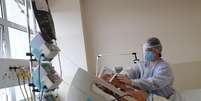 Paciente infectado com o novo coronavírus é tratado em hospital em São Paulo
03/06/2020
REUTERS/Amanda Perobelli  Foto: Reuters