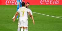 Benzema marcou dois gols na vitória do Real. E o segundo tento foi fantástico (Foto: JAVIER SORIANO / AFP)  Foto: Lance!