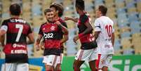 Arrasca comemora o primeiro gol do Flamengo após a volta do futebol no Rio de Janeiro (Foto: Alexandre Vidal/CRF)  Foto: LANCE!