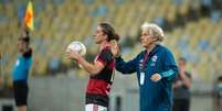 Não pode: Jorge Jesus tirou a máscara no banco de reservas, durante o jogo (Foto: Alexandre Vidal/Flamengo)  Foto: Lance!