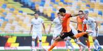 Taison cobra pênalti em jogo que garantiu o título do Shakhtar Donetsk no Campeonato Ucraniano  Foto: Twitter / FC Shakhtar / Estadão