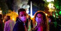 Clientes com máscaras de proteção em espaço para eventos em Bolonha, norte da Itália  Foto: ANSA / Ansa