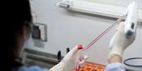 Funcionária trabalha em laboratório durante pesquisa sobre o novo coronavírus em Pequim
30/03/2020 REUTERS/Thomas Peter  Foto: Reuters