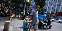 Pessoas com máscara de proteção em rua de Pequim
22/06/2020 REUTERS/Tingshu Wang  Foto: Reuters