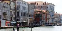 Turistas passeiam em gôndola em Veneza
21/06/2020
REUTERS/Fabrizio Bensch  Foto: Reuters