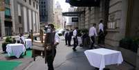 Garçom monta mesa em frente a restaurante em Nova York
22/06/2020 REUTERS/Carlo Allegri  Foto: Reuters