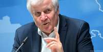 Ministro do Interior alemão, Horst Seehofer: "Desinibição de palavras leva à desinibição de atos e a excessos de violência"  Foto: DW / Deutsche Welle