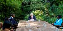 Premiê britânico, Boris Johnson, se reúne com membros do seu governo no jardim da residência oficial no Nº10 de Downing Street, Londres
 22, 2020. Andrew Parsons/10 Downing Street/via REUTERS   Foto: Reuters