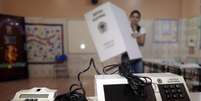 Funcionária da Justiça Eleitoral instala urna eletrônica em local de votação em escola de Brasília
25/10/2014
REUTERS/Ueslei Marcelino   Foto: Reuters