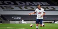 Harry Kane chegou ao décimo oitavo gol na temporada pelo Tottenham (Foto: NEIL HALL / AFP)  Foto: LANCE!