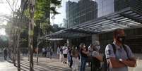 Pessoas fazem fila do lado de fora de shopping center em São Paulo
11/06/2020
REUTERS/Amanda Perobelli  Foto: Reuters