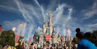 Visitantes assistem a queima de fogos durante apresentação em parque da Disney, na Flórida. 6/12/2012. REUTERS/Scott Audette  Foto: Reuters