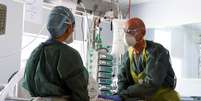 Paciente infectado com o novo coronavírus é tratado em hospital em Surrey, no Reino Unido
22/05/2020
Steve Parsons/Pool via REUTERS  Foto: Reuters