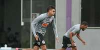 Cantillo e Everaldo durante atividade do Corinthians nesta sexta-feira, no CT (Foto: Rodrigo Coca/Ag. Corinthians)  Foto: Lance!