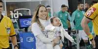 Marina e sua mãe, Talita, entraram em campo em um Dérbi em 2019 (Foto: José Manoel Idalgo/Ag. Corinthians)  Foto: Lance!