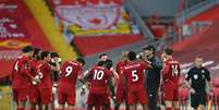Klopp conversa com os jogadores do Liverpool durante parada técnida  Foto: Shaun Botterill/Pool / Reuters