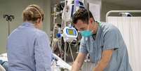 Médicos atendendo paciente com Covid-19 em hospital de Orlando  Foto: ANSA / Ansa - Brasil