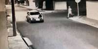 Imagem de câmera de segurança mostra homem correndo em direção a viatura da PM, logo após clarão em local de atentado  Foto: Reprodução/Twitter / Estadão