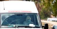Profissional de saúde com trajes de proteção dentro de van em Mondragone, na Itália
26/06/2020 REUTERS/Ciro de Luca  Foto: Reuters