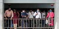 Passageiros esperam em parada no Sri Lanka  Foto: Reuters / BBC News Brasil