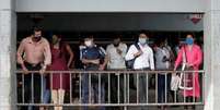 Pesoas em estação de metrô de máscara  Foto: Reuters / BBC News Brasil