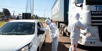 Barreiras sanitárias medem a temperatura corporal de quem chega, em Campo Grande (MS).  Foto: Divulgação/Governo do MS / Estadão Conteúdo