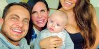 Thammy Miranda publicou uma foto em que aparece junto com a família, incluindo o filho, Bento  Foto: Instagram / @thammymiranda / Estadão
