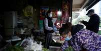 Pessoas com máscara de proteção em mercado de rua em Wuhan, na China
06/04/2020 REUTERS/Aly Song   Foto: Reuters