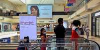Consumidores em shopping reaberto em Houston, nos EUA, em meio à pandemia de coronavírus 
01/05/2020
REUTERS/Adrees Latif  Foto: Reuters