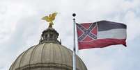 Bandeira do Mississippi com s&iacute;mbolo confederado tremula no capit&oacute;lio estadual horas antes de o governador sancionar lei para substitu&iacute;-la
01/07/2020
REUTERS/Suzi Altman  Foto: Reuters