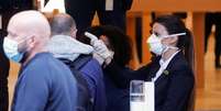 Funcionária verifica a temperatura de um cliente na entrada de uma loja da Apple em Zurique, Suíça, durante a pandemia de coronavírus
13/05/2020
REUTERS / Arnd Wiegmann  Foto: Reuters