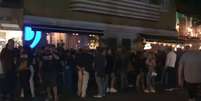 Primeira noite de reabertura de bares e restaurantes no Rio causou grande aglomeração  Foto: Twitter / Estadão
