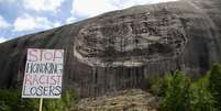 Manifestantes protestam contra Memorial Confederado de Stone Mountain
16/06/2020
REUTERS/Dustin Chambers  Foto: Reuters