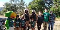 Comitiva do clube com os donativos foi liderada pelo mascote Periquito  Foto: Divulgação / Polícia Militar / Estadão