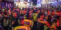 Reabertura de bares atraiu uma multidão no Soho, no centro de Londres  Foto: Getty Images / BBC News Brasil