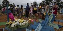 Funeral coletivo em cemitério de Manaus  Foto: EPA / Ansa