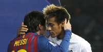 Messi e Neymar após final do Mundial de Clubes de 2011   Foto: Toru Hanai / Reuters