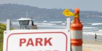 Placa informa fechamento de acesso à praia na Califórnia, em meio à pandemia do coronavírus. 2/7/2020. REUTERS/Mike Blake  Foto: Reuters
