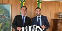 Matheus Rodrigues, membro do Comitê de Gestão do Santos, e o presidente Jair Bolsonaro (Foto: Divulgação)  Foto: Gazeta Esportiva